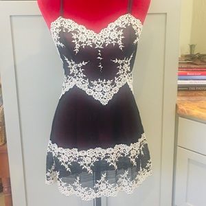 Wacoal Embrace Lace chemise, fits like a US 6
